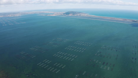 Große-Luftaufnahme-Der-Lagune-Etang-De-Thau-An-Der-Französischen-Mittelmeerküste